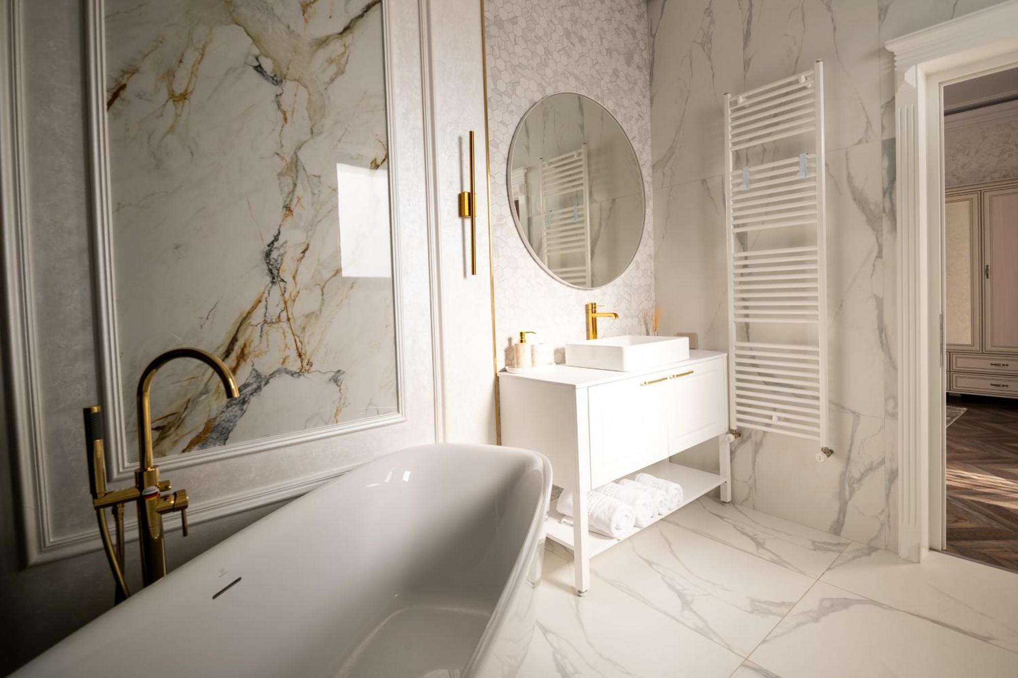 The Penthouse Hotel Vaslui Bagian luar foto