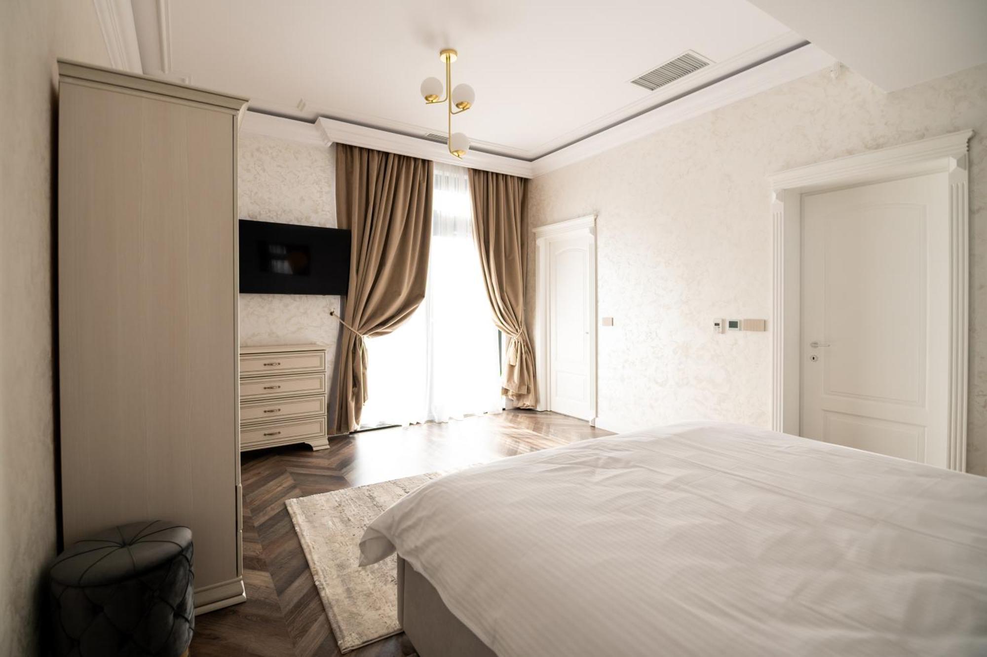 The Penthouse Hotel Vaslui Bagian luar foto