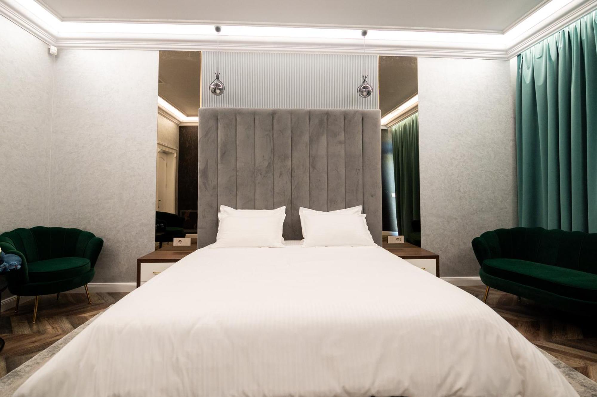 The Penthouse Hotel Vaslui Bagian luar foto