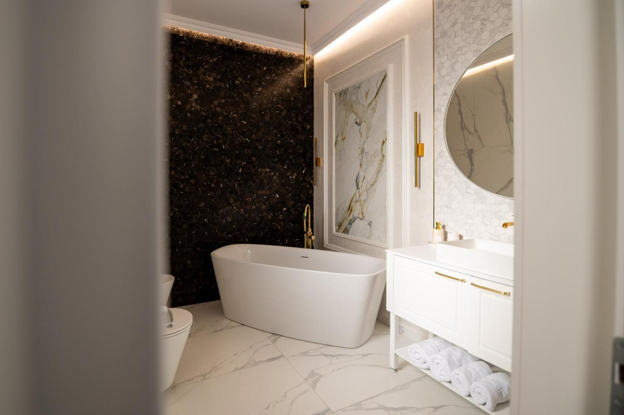 The Penthouse Hotel Vaslui Bagian luar foto