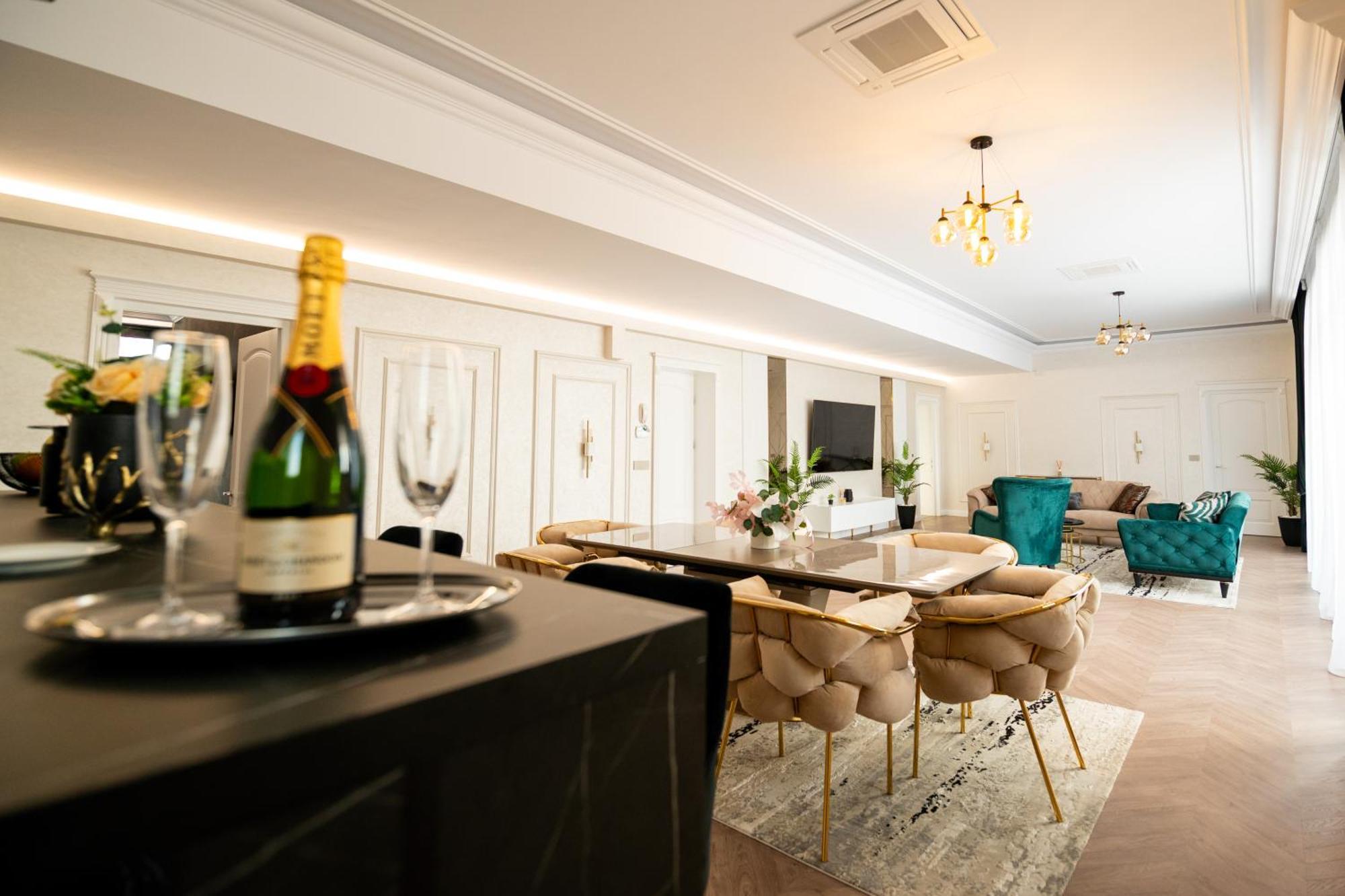 The Penthouse Hotel Vaslui Bagian luar foto