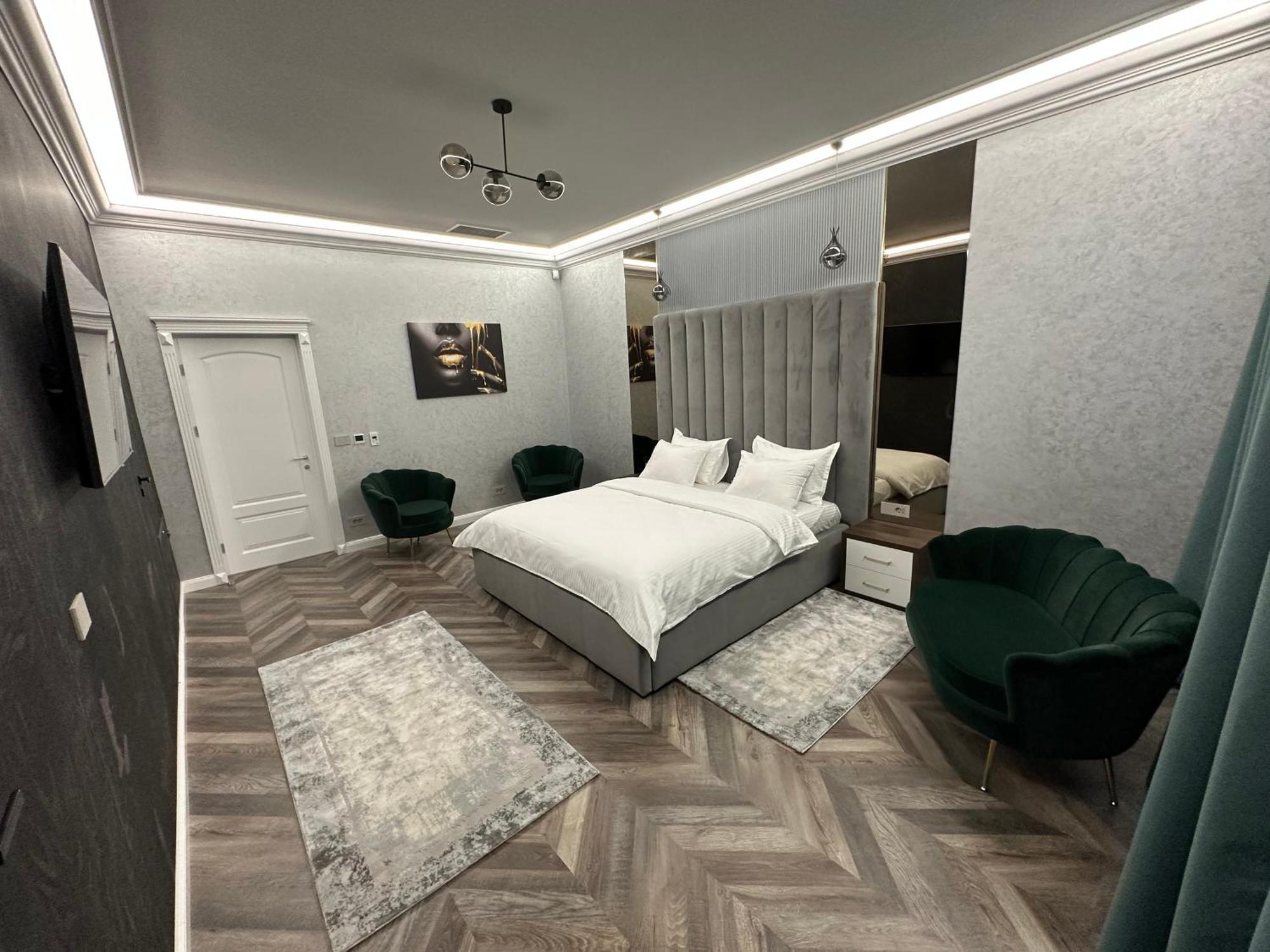 The Penthouse Hotel Vaslui Bagian luar foto
