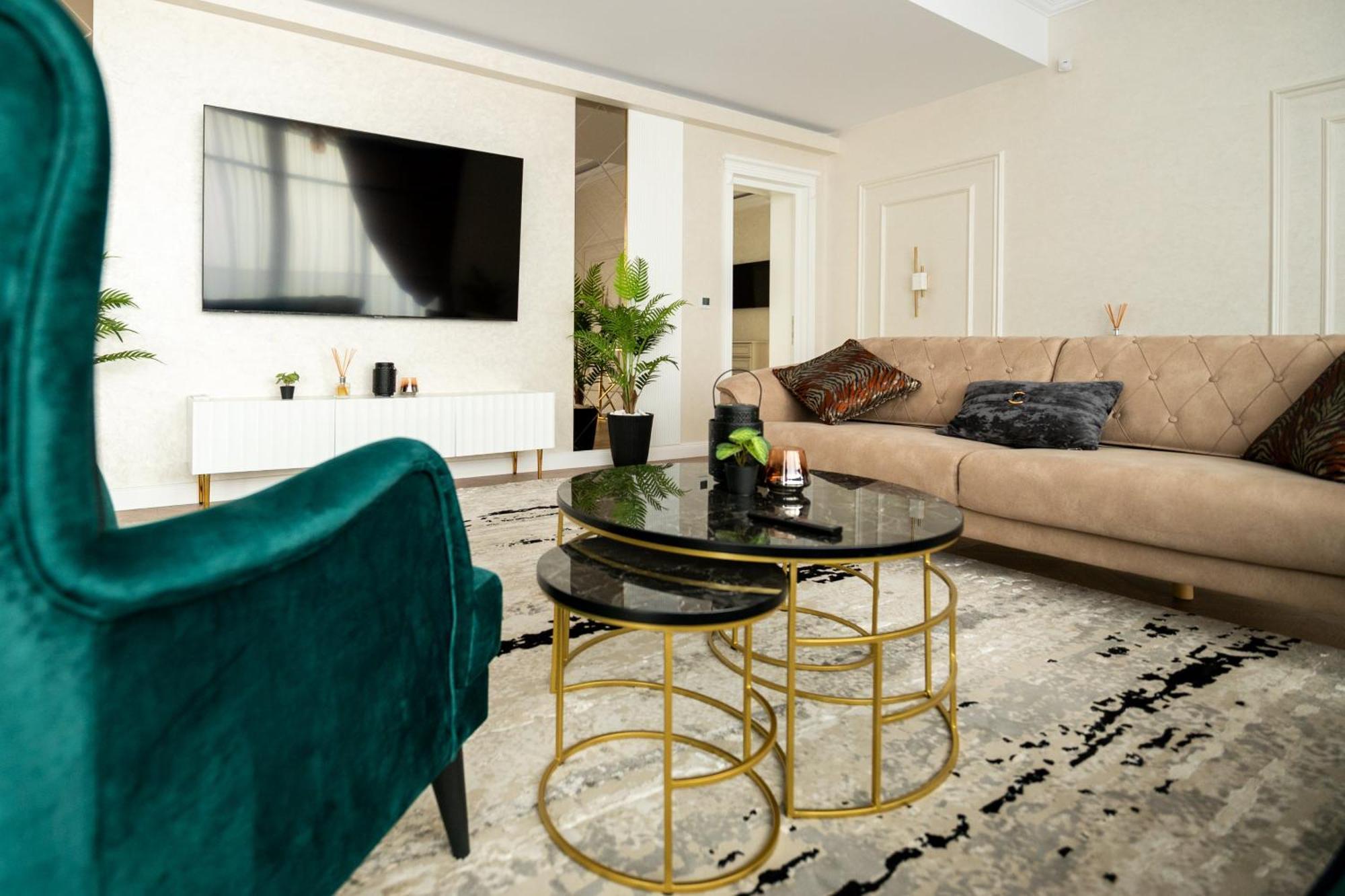 The Penthouse Hotel Vaslui Bagian luar foto